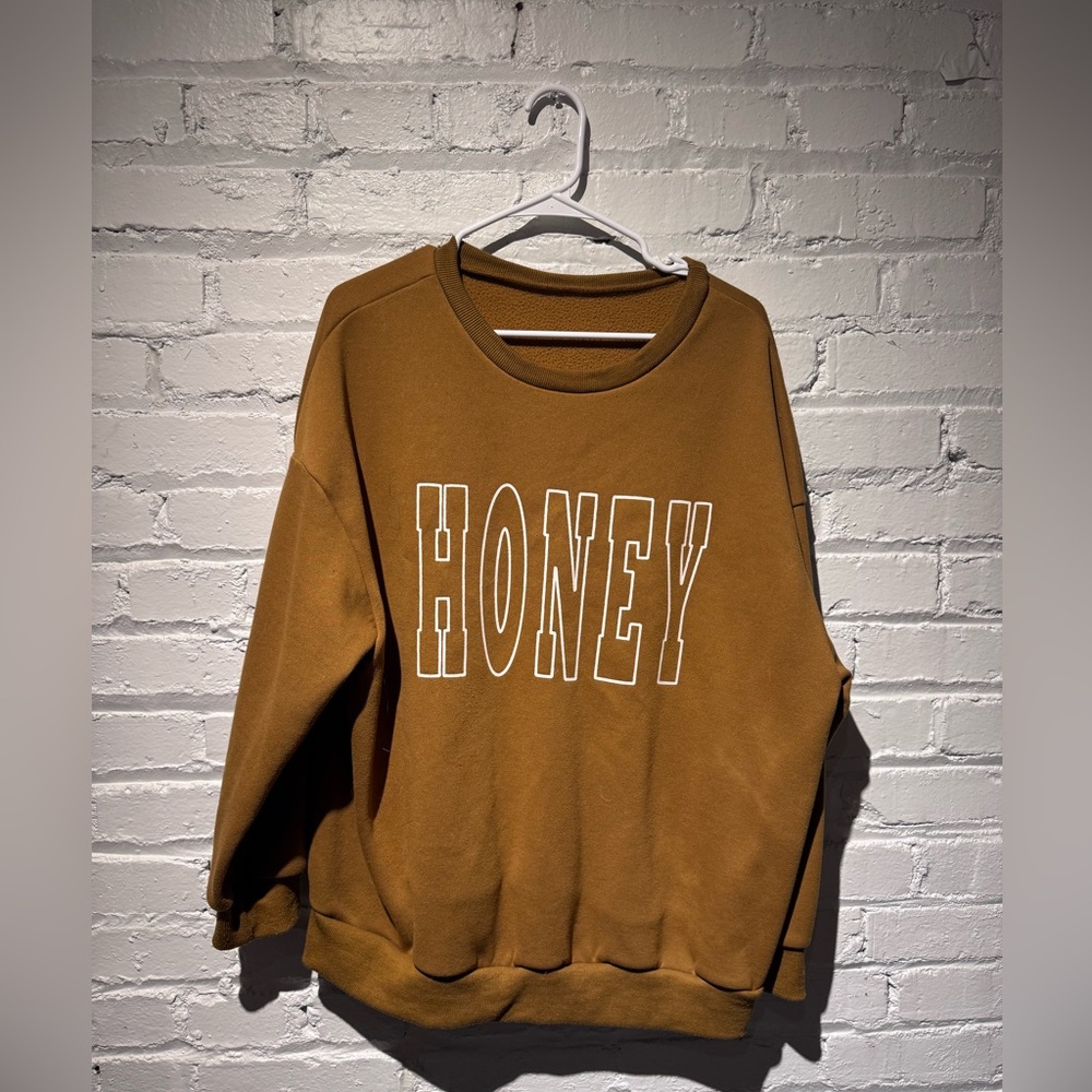 Plus Drop Shoulder Letter HONEY Graphic Crewneck